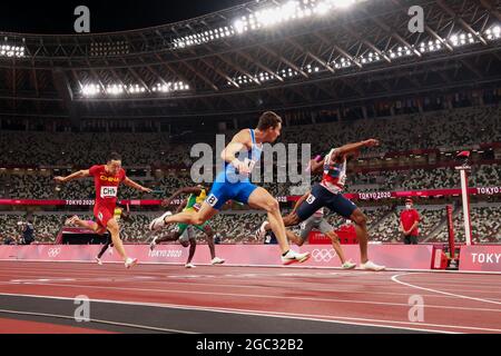 Tokyo, Japon. 06e août 2021. Filippo Tortu (L), en Italie, bat Nethaneel Mitchell-Blake en Grande-Bretagne à la ligne d'arrivée des finales de relais 4 x 100 m des hommes au stade olympique lors des Jeux olympiques d'été de 2020 à Tokyo, au Japon, le vendredi 6 août 2021. L'Italie a pris l'or avec un temps de 37.50, la Grande-Bretagne a pris l'argent avec un temps de 37.51 et le Canada a pris le bronze avec un temps de 37.70. Photo par Tasos Katopodis/UPI crédit: UPI/Alay Live News Banque D'Images