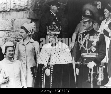 Prince de Galles quittant sa cérémonie d'investiture au château de Caernarvon, pays de Galles. La cérémonie a été exécutée par la Reine. 1er juillet 1969 Banque D'Images