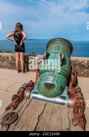 château de culzean, ayrshire, firth of clyde, fille regardant la mer, canon de mortier, tourisme écossais, lieux d'intérêt, château historique, écosse. Banque D'Images