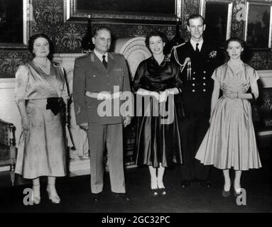 Photographie officielle du maréchal Tito de Yougoslavie avec la Reine, la Reine mère, le prince Philip et la princesse Margaret au palais de Buckingham le 17 mars 1953 Banque D'Images