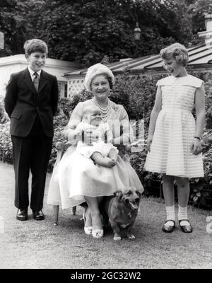 La reine Elizabeth, la reine mère a photographié avec ses petits-enfants à l'occasion de son 60e anniversaire. Le prince Charles (à gauche), la princesse Anne (à droite) et le prince Andrew sont heureux de s'asseoir sur son genou. Jardin de Clarence House - 4 août 1960 Banque D'Images