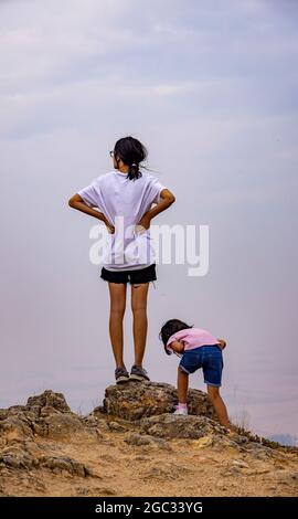 Deux filles admirant la vue depuis Steptep Butte, État de Washington, États-Unis, un jour de brume Banque D'Images