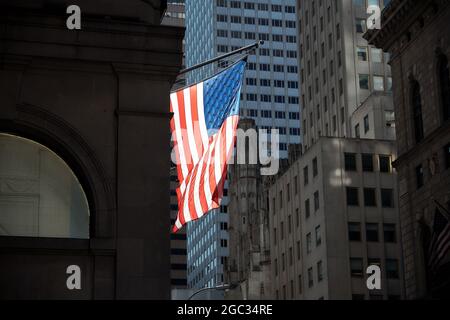 Drapeau américain brandissant dans la ville de New York Banque D'Images