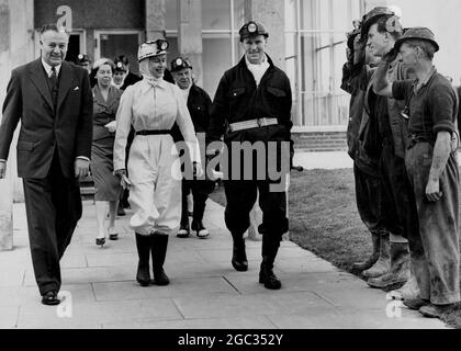 La Reine en route pour le bureau de contrôle avant de descendre la mine de charbon Rothes Kirkcaldy Ecosse, elle portait un casque de fosse, une salopette et des bottes portant une lampe de mineurs. À sa gauche se trouve M. Ronals W Parker, Président du Conseil de division écossais de la National Coal Board. Trois mineurs qui viennent de se retirer ont soulevé leur casque à la reine 1 Jully 1958 Banque D'Images