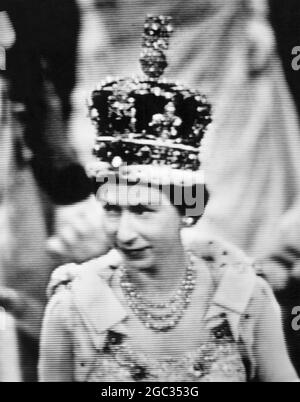 HM la Reine Elizabeth II portant la Couronne d'État Impériale comme elle a comparu à la télévision lors de la première émission télévisée de l'ouverture du Parlement le 28 octobre 1958 Banque D'Images