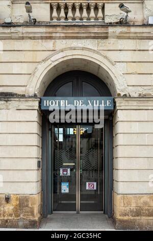 SABLE, FRANCE - 22 juillet 2021 : une vue du logo français de l'hôtel de ville maison de sable en France Banque D'Images