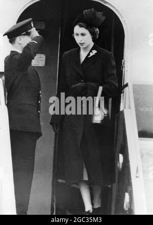 La princesse Elizabeth, qui a quitté l'Angleterre la semaine dernière avec le duc d'Édimbourg lors de leur excursion dans le Commonwealth, est retournée aujourd'hui à l'aéroport de Londres depuis le Kenya en tant que reine Elizabeth deuxième. Le couple royal avait coupé court leur tournée du Commonwealth à cause de la mort du roi. Les ministres du gouvernement et de l'opposition, qui ont l'air très tristes alors qu'ils pleuraient le décès du roi George VI, étaient à l'aéroport pour accueillir officiellement la nouvelle reine. Des photos montrent que M. Clement Attlee (à gauche), le chef de l'opposition, et M. Winston Churchill, ont tous deux semblé très tristes alors qu'ils attendaient à l'aéroport pour accueillir la reine Elizabeth la seconde Banque D'Images