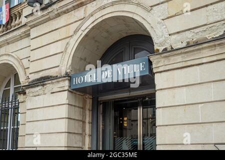 SABLE, FRANCE - 22 juillet 2021 : une vue du logo français de l'hôtel de ville maison de sable en France Banque D'Images