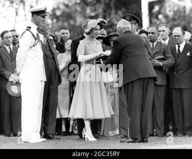 La princesse Elizabeth reçoit de M. W.K. les actes clés et les titres de propriété de la Royal Lodge Horne (Président du Conseil législatif du Kenya), en cadeau de mariage à elle et au duc d'Édimbourg au Garden Party à la Maison du Gouvernement, Nairobi, Kenya. D'autres personnes sur la photo sont de gauche à droite : le duc d'Édimbourg, S.E. le gouverneur du Kenya, Sir Philip Mitchell. 3 février 1952 Banque D'Images