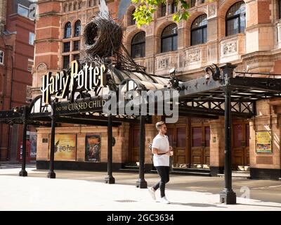 Palace Theatre, Londres avec la publicité montrant Harry Potter et l'enfant maudit Banque D'Images