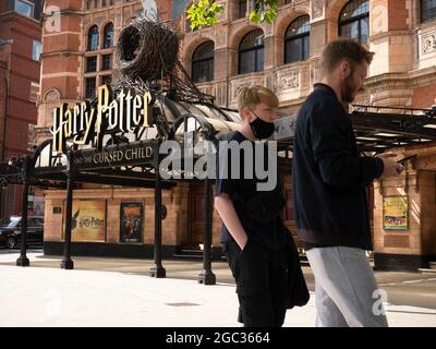 Palace Theatre, Londres avec la publicité montrant Harry Potter et l'enfant maudit Banque D'Images