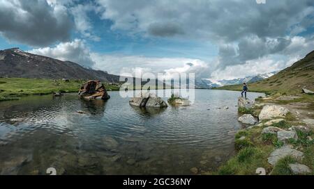 Lac de montagne Stellisee BEI Zermatt, le long du sentier de 5 lacs en été. Banque D'Images