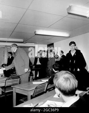 Prince Charles le Prince de Galles dans la salle de classe de son école Gordonstoun Ecosse 14 novembre 1966 Banque D'Images