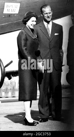 Réunion royale au Portugal le samedi 16 février, H.M. la Reine a pris l'avion de Londres à l'aéroport de Montijo (Lisbonne) prêt à commencer sa visite d'État de quatre jours au Portugal le lundi 18 février. Sa Majesté a été accueillie à l'aéroport par S.A.R. le duc d'Édimbourg qui était arrivé au Portugal plus tôt à bord du yacht royal Britannia. C'était une réunion pour le couple royal après une séparation de 4 mois au cours de laquelle le duc a fait une tournée du Commonwealth dans le monde entier. Expositions de photos : S.A.M. la Reine et S.A.R. le duc d'Édimbourg sourient sont vus à l'aéroport de Montijo (Lisbonne) le samedi 16 Banque D'Images