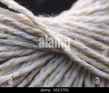 Gros plan vue de dessus d'une pelote de fils blancs Banque D'Images