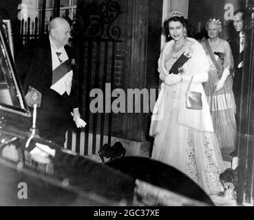 HM la Reine et HRH le duc d'Édimbourg ont été invités à un dîner offert par Sir Winston Churchill au numéro 10 Downing Street ce soir. Parmi les autres invités, il y avait des amis très vieux et récents du premier ministre. On dit très bien à Londres que la démission du premier ministre est imminente. La photo montre Sir Winston Churchill tenant la porte de la voiture royale, lorsque la Reine Elizabeth II et le duc d'Édimbourg quittent le 10 Downing Street après le dîner de ce soir. Lady Churchill peut être vue à l'entrée du n° 10 - 4 avril 1955 Banque D'Images