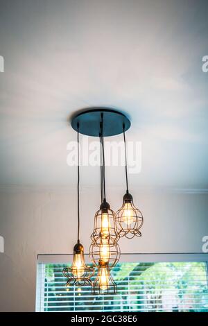 Suspension en métal et verre de style industriel dans la cuisine Banque D'Images