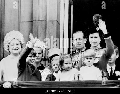 8 juin 1968 : la reine Elizabeth et d'autres membres de la famille royale sur un balcon au Palais de Buckingham après la cérémonie de Trooping de la couleur pour célébrer l'anniversaire officiel de la reine. l-r : Elizabeth, la reine mère, le prince Andrew (agitant), la duchesse de Kent, ses deux enfants, le comte de St Andrews et Lady Helen Windsor, le prince Edward, le duc de Kent, la reine et le prince Charles. Banque D'Images