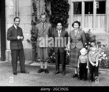Balmoral, Écosse: Le duc d'Édimbourg se situe entre la princesse Anne et le prince Charles, comme, avec la reine Elizabeth, ils posent pour leur photo dans les terres du château de Balmoral avec le roi Feisal de 17 ans d'Irak et son oncle, Emir Abdul Ilah, le prince Regent. Le garçon-roi, ancien élève de Harrow, est l'invité de la Reine et du duc à Balmoral, leur maison de campagne en Écosse. 26 septembre 1952 Banque D'Images