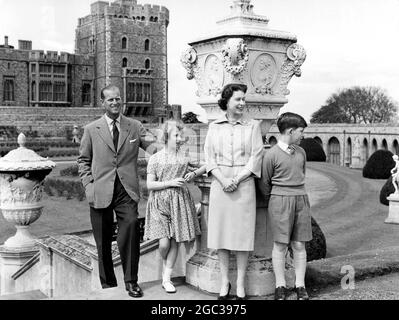 La reine Elizabeth II avec sa famille au château de Windsor, au sommet de la terrasse est, le jardin est en marche avec la tour Brunswick en arrière-plan. 6 juin 1959 Banque D'Images