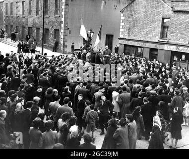 MANIFESTATION CONTRE LA VISITE DE ROYAL ULSTER. ORGANISÉ PAR SINN FEIN. Belfast: Pour protester contre la visite de la reine Elizabeth et de la princesse Margaret en Irlande du Nord, des orateurs s'adoptions à une foule de quelque 300 personnes dans la rue Clonard, Belfast. Organisée par des membres de l'organisation Sinn Fein, la réunion a également entendu des orateurs protester contre l'arrestation de 13 hommes à titre de mesure de sécurité dans le cadre de la visite. La réunion était ordonnée et la police regarda pendant que la foule marcha vers la rue Clonard pour la réunion. 1er juin 1951 Banque D'Images