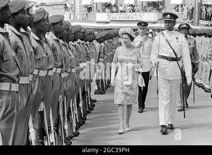 Barbade : Grande-Bretagne la reine Elizabeth II et le prince Philip Duke d'Édimbourg, actuellement en tournée de cinq semaines dans les Caraïbes, sont photographiés pour inspecter une garde d'honneur après leur arrivée à la Barbade, le 14 février. 16 février 1966 Banque D'Images