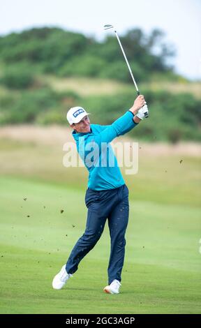 Scotland's Calum Hill joue son deuxième tir au 1er jour de la deuxième journée de l'Open de héros au parcours de golf Fairmont St Andrews, St Andrews. Date de la photo : vendredi 6 août 2021. Banque D'Images