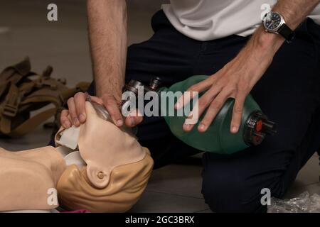 Tel Aviv, Israël - 5 août 2021 : technique de soutien de la vie démontrée sur une poupée du CP dans un cours à tel Aviv, Israël. Banque D'Images