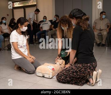 Tel Aviv, Israël - 5 août 2021 : étudiants pratiquant la technique de soutien à la vie sur une poupée du CP dans un cours à tel Aviv, Israël. Banque D'Images