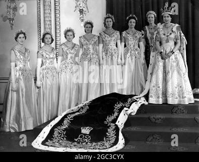 Sa Majesté la reine Elizabeth II photographiée dans la salle du trône de Buckingham Palace avec son aide d'honneur après le couronnement 2 juin 1953 Banque D'Images