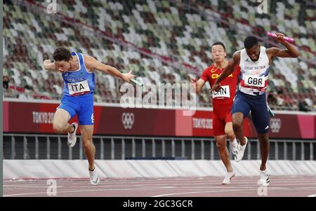 Tokyo, Japon. 06e août 2021. Filippo Tortu (L), en Italie, franchit la ligne d'arrivée devant Nethaneel Mitchell-Blake (R) en Grande-Bretagne pour remporter la médaille d'or de Team Italy dans le relais 4x100 des hommes lors de la compétition Athlétique lors des Jeux Olympiques d'été de Tokyo à Tokyo, au Japon, le vendredi 6 août 2021. La Grande-Bretagne arrive en deuxième place et le Canada en troisième place. Photo de Bob Strong/UPI. Crédit : UPI/Alay Live News Banque D'Images