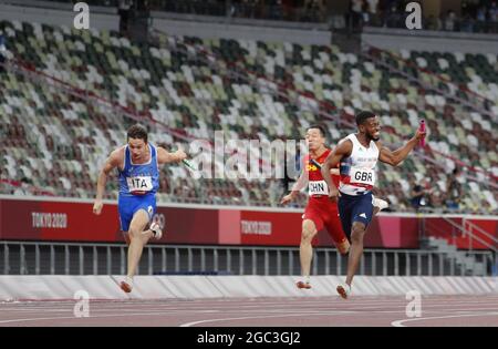 Tokyo, Japon. 06e août 2021. Filippo Tortu (L), en Italie, franchit la ligne d'arrivée devant le Zhiqiang Wu (2e L) en Chine et le Nethaneel Mitchell-Blake en Grande-Bretagne dans le relais 4x100 des hommes lors de la compétition Athletics lors des Jeux Olympiques d'été de Tokyo à Tokyo, au Japon, le vendredi 6 août 2021. L'Italie a remporté la médaille d'or, la Grande-Bretagne a gagné l'argent et le Canada a gagné le bronze. Photo de Bob Strong/UPI crédit: UPI/Alay Live News Banque D'Images