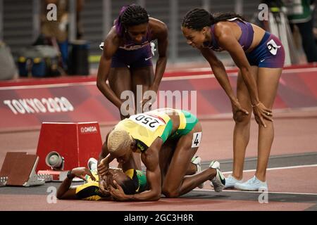 Tokyo, Kanto, Japon. 6 août 2021. Quanera Hayes (États-Unis), Allyson Felix (États-Unis) et Candice McLeod (JAM) vérifient Stephenie Ann McPherson (JAM) qui crient après le 400m féminin pendant les Jeux Olympiques de Tokyo 2020 au stade olympique de Tokyo le vendredi 6 août 2021 à Tokyo. (Image de crédit : © Paul Kitagaki Jr./ZUMA Press Wire) Banque D'Images