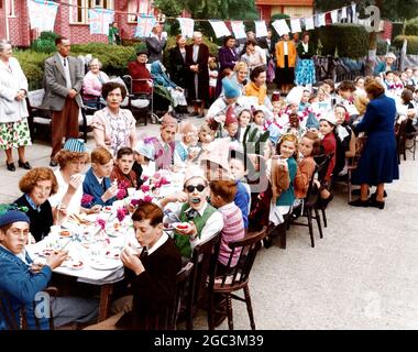 Couronnement - les enfants ont une fête de rue à célébrer. Norfolk Crescent, photographe de Sidcup : John Topham colorisé à partir de l'image originale en noir et blanc 2 juin 1953 Banque D'Images