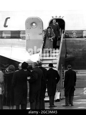 31 janvier 1952 le roi George VI et la reine Elizabeth quittent l'avion après avoir dit Au revoir à la princesse Elizabeth qui, avec le duc d'Édimbourg, est en tournée royale au Kenya. Aéroport de Londres, Angleterre ©TopFoto Banque D'Images