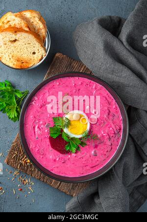 Soupe de betteraves fraîche et saine à base de pommes de terre, de betteraves, de concombres, d'œufs, d'herbes fraîches et de kéfir. Un plat traditionnel lituanien. Banque D'Images