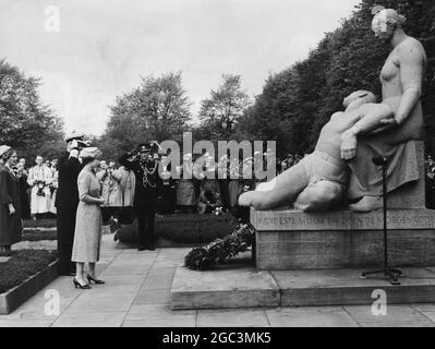 La reine Elizabeth II vu après avoir déposé une couronne sur le Mémorial , lors de sa visite au cimetière du mouvement de résistance , Danemark, le 22 novembre 1957 Banque D'Images