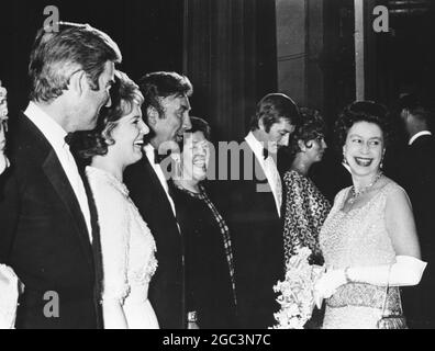 Sa Majesté la reine Elizabeth II rires avec rire après avoir eu une blague avec Frankie Howerd et la comédienne Peggy Mount Backstage au London Palladium Theatre . La Reine a assisté au spectacle de l'automne dans les étoiles du Club des variétés de Grande-Bretagne qui a été tenu à l'aide du Fonds de bienfaisance de l'Armée de terre . 15 avril 1969 Banque D'Images