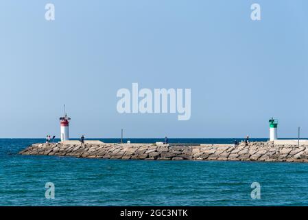 Phare à l'entrée du port de Frenchman's Bay situé sur la côte du lac Ontario à Pickering City, Ontario, Canada Banque D'Images