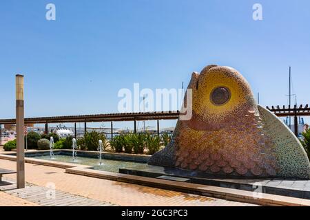 Castellon, Espagne. 14 juin 2021 - Fontaine dans la zone touristique de loisirs de la promenade de Castellon, avec l'image commerciale du port, le poisson hea Banque D'Images