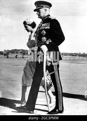 La Reine en Australie le maréchal Sir William Slim , le Gouverneur général de l'Australie , en uniforme , s'enjambe aux côtés de la Reine après l'arrivée de sa Majesté à l'aéroport de Fairbairn , Canberra . 20 février 1954 Banque D'Images