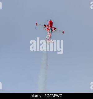 Petite et grande équipe d'exposition Extra Duo effectuant une fantastique routine acrobatique au Shuttleworth Family Airshow le 1er août 2021 Banque D'Images