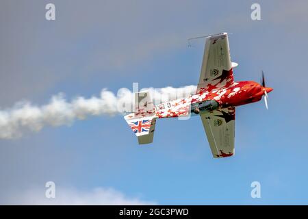 Petite et grande équipe d'exposition Extra Duo effectuant une fantastique routine acrobatique au Shuttleworth Family Airshow le 1er août 2021 Banque D'Images