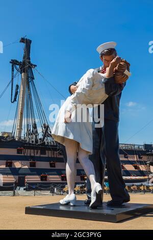 Angleterre, Hampshire, Portsmouth, chantier naval historique de Portsmouth, sculpteur géant de la Marine embrassant une femme devant la victoire de HMS intitulée 'embrassant Pea Banque D'Images