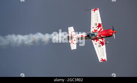 Petite et grande équipe d'exposition Extra Duo effectuant une fantastique routine acrobatique au Shuttleworth Family Airshow le 1er août 2021 Banque D'Images