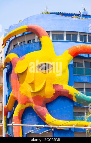 Castellon, Espagne. 14 juin 2021 - Edificio sol. Sculpture créée par le sculpteur Juan Garcia Ripolles inaugurée en 2008, composée de fer, résine an Banque D'Images