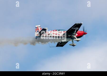 Petite et grande équipe d'exposition Extra Duo effectuant une fantastique routine acrobatique au Shuttleworth Family Airshow le 1er août 2021 Banque D'Images