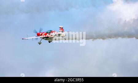 Petite et grande équipe d'exposition Extra Duo effectuant une fantastique routine acrobatique au Shuttleworth Family Airshow le 1er août 2021 Banque D'Images