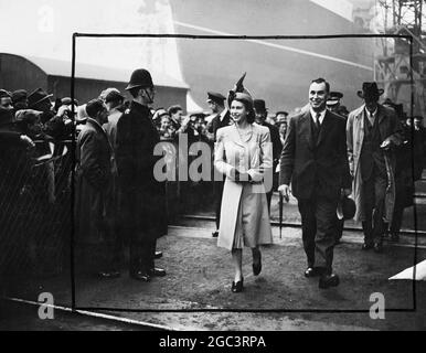 La princesse Elizabeth lance le Cunard White Star Liner 'Caronia' de 34,000 tonnes, plus gros navire aujourd'hui construit dans le monde, a été lancé aujourd'hui (jeudi) au chantier naval de John Brown Clydebank par la princesse Elizabeth, qui était accompagnée de son fiancé, le Lt Philip Mountbatten, R.N. Ils ont reçu un accueil tumultueux par des milliers de personnes qui bordaient le chemin pendant qu'ils se rendaient dans la cour. Le nouveau navire mesure 714 pieds de long, possède neuf ponts et doit être équipé d'un radar. Clifford Bodin à un seul tunnel, la 'Caronia' formera, avec la 'Pauretania', une seconde corde pour les deux 'Queens' sur la route de l'Atlantique Nord. Banque D'Images