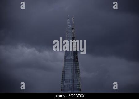 Londres, Royaume-Uni. 6 août 2021. Des nuages sombres au-dessus du Shard comme la pluie et le soleil alternent sur une journée erratique. (Crédit : Vuk Valcic / Alamy Live News) Banque D'Images